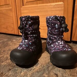 Bogs Kids' Black and Purple Patterned Boots